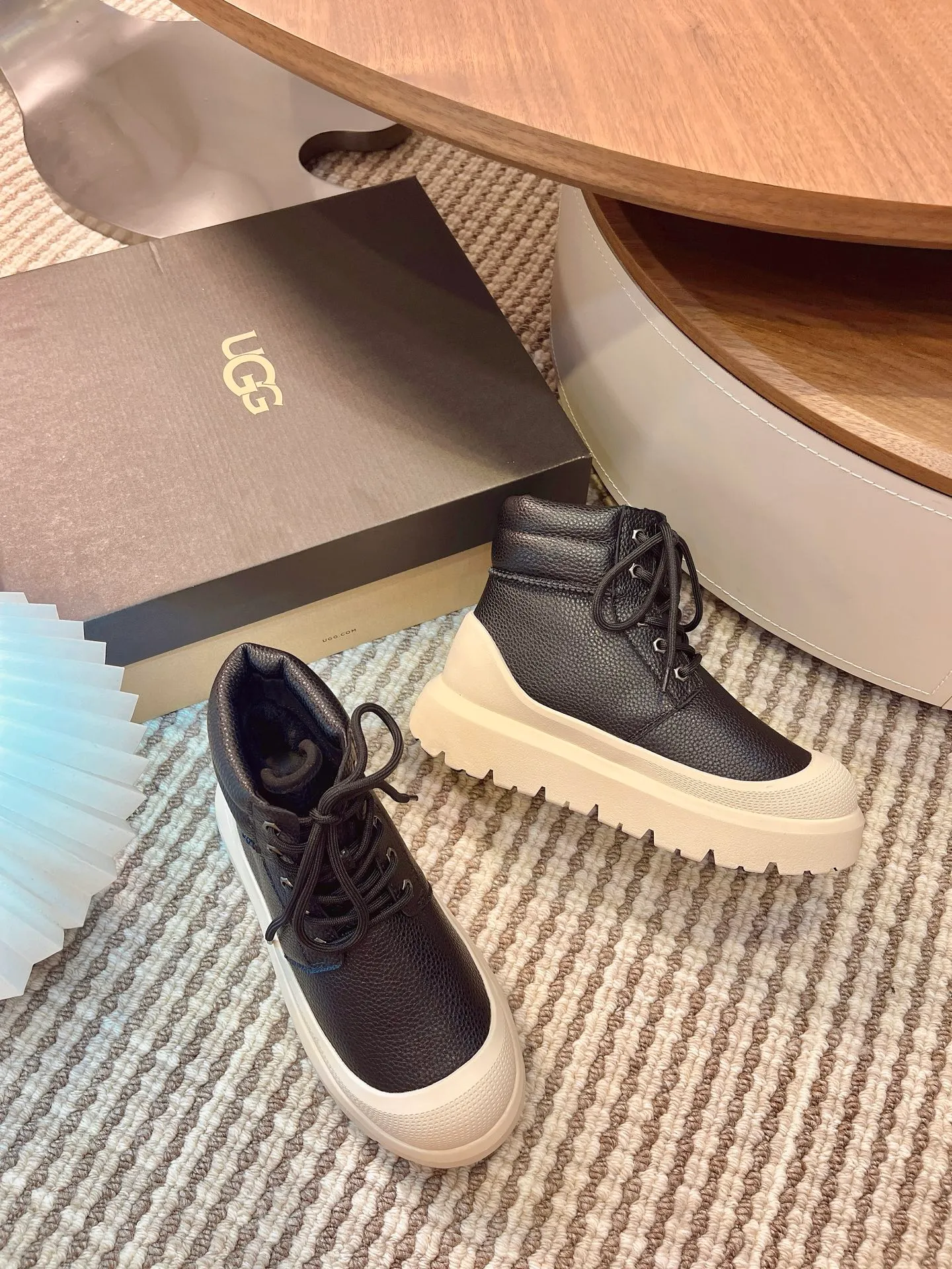 【UGG】 P: 600💰 Couple shoes Size: Women’s size 35-40 / Men’s size 40-44 UGG Tasman Weather Hybrid slip-on snow boots👢 Wang Yibo's same style 👏 adds a large orange sole to the classic Tasman shoe style, functional color contrast design, environmentally friendly waterproof and snowproof material, which has both fashionable and functional attributes. At the same time, it is paired with the new UGG furry shoes Keen's furry color-blocking jacket. Bright orange and maroon collide to create a new light outdoor style and open up a new travel experience in early autumn! Using the best materials, the 17mm fur integrated surface is warmer and breathable, and the outsole is upgraded to a lightweight and wear-resistant light wing technology outsole!